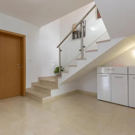 Stunning In Opuzen W/ 4 Bedrooms Vikendica *