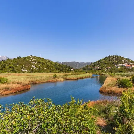 Stunning In Opuzen W/ 4 Bedrooms Vikendica *
