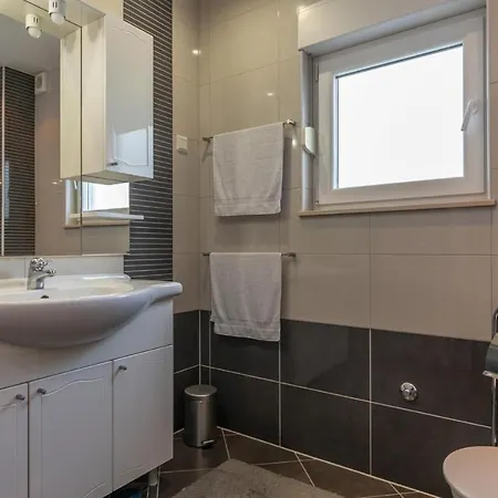 Stunning In Opuzen W/ 4 Bedrooms Vikendica Opuzen (Dubrovnik-Neretva)