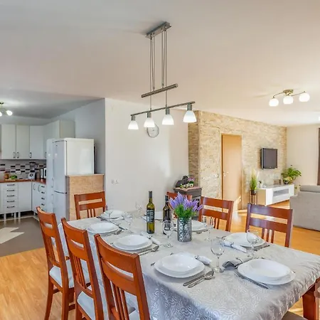 Stunning In Opuzen W/ 4 Bedrooms Vikendica Opuzen (Dubrovnik-Neretva)