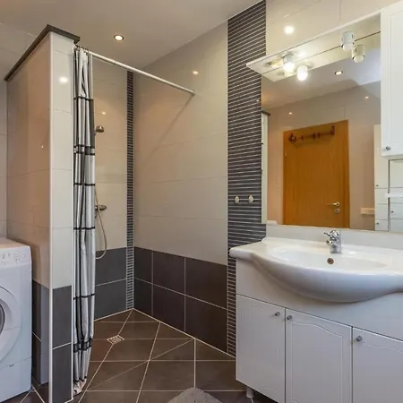 Stunning In Opuzen W/ 4 Bedrooms