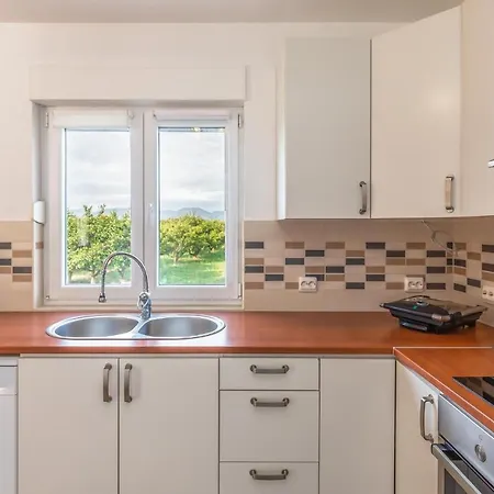 Holiday home Stunning In Opuzen W/ 4 Bedrooms *