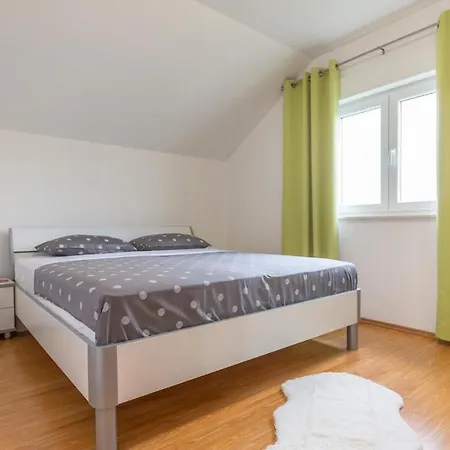 Stunning In Opuzen W/ 4 Bedrooms Holiday home