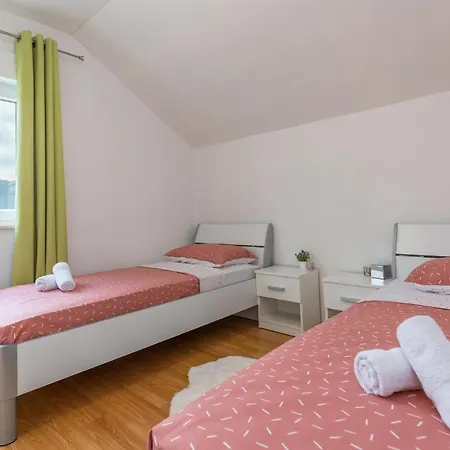Stunning In Opuzen W/ 4 Bedrooms * Opuzen (Dubrovnik-Neretva)